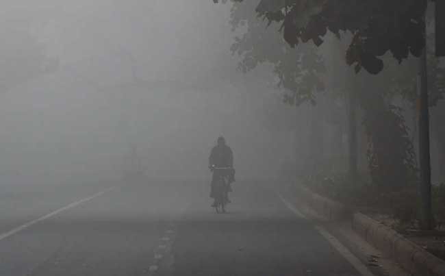 Delhi: Dense fog engulfs capital, air quality drops to ‘severe’ zone
