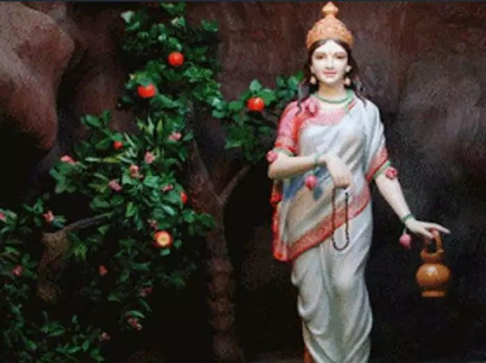 Navratri की दूसरी देवी ब्रह्मचारिणी, जानिए क्यों लेना पड़ा था आद‍िशक्‍त‍ि को ये रूप (Brahmacharini, the second goddess of Navratri, katha)