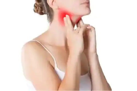 Sore Throat: ठंडी या खट्टी चीजों से ही नहीं, इन  8 कारणों से होता है गले में खराश और दर्द, इस तरह करें बचाव