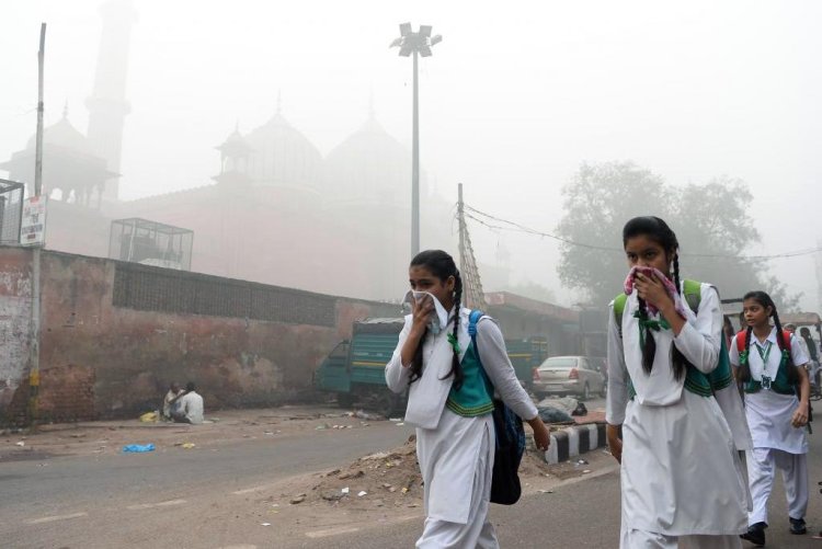 Air Pollution: जहरीली हवा ने कर दिया फेफड़े को कमजोर, कच्ची हल्दी और मुलेठी के आयुर्वेदिक काढ़े से पाएं असरदार फायदा