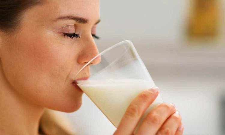 Drinking Milk at Night: रात को सोने से पहले अगर पीते हैं दूध, तो ये सावधानियां बरतें